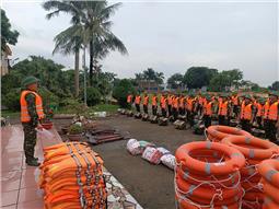 Lữ đoàn Phòng không 210 giúp nhân dân khắc phục hậu quả thiên tai